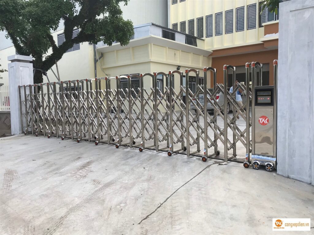 cong xep inox tai ha noi 7 Lắp đặt Cổng xếp inox tại Công ty Đức Phương Toàn An Khánh