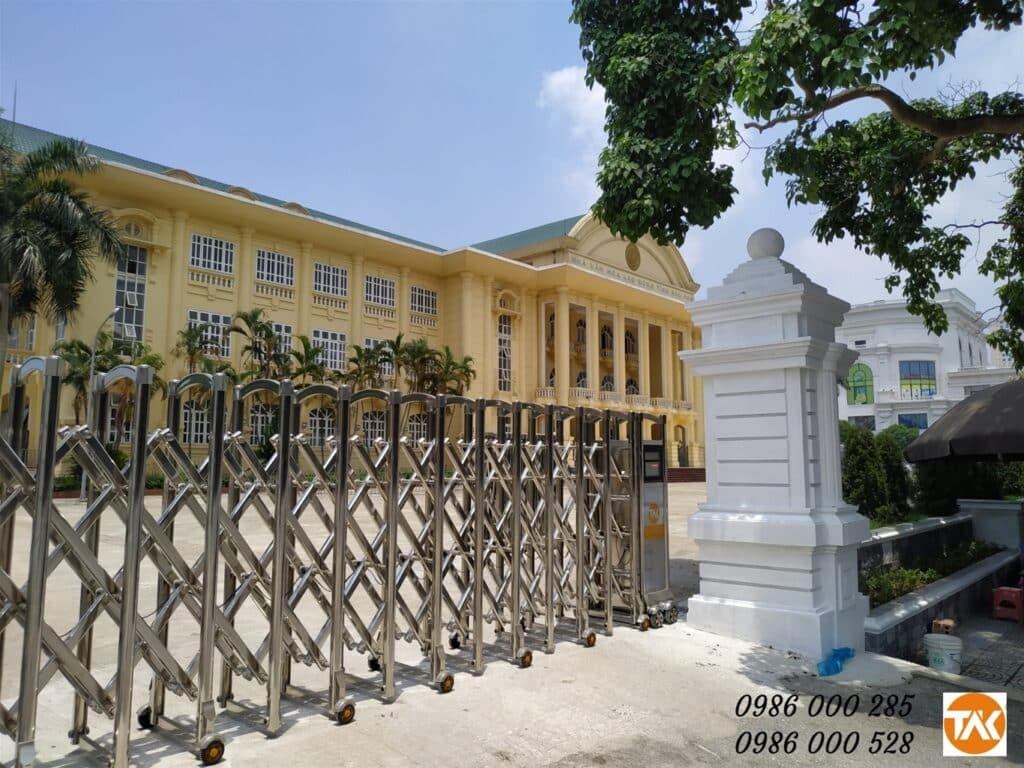 cong xep inox tai phu tho 1 Mẫu Cổng xếp Inox TAK-004 tại Nhà văn hóa lao động tỉnh Phú Thọ Toàn An Khánh
